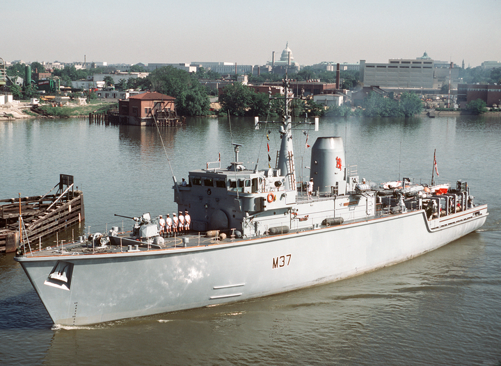 HMS Chiddingfold M37 Royal Navy Hunt class minehunter Photo Print or Framed Print - Hampshire Prints