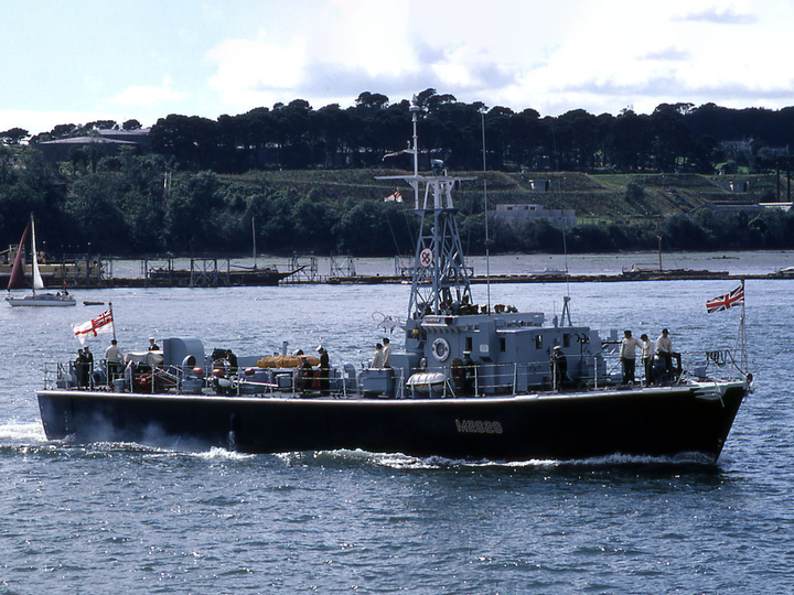 HMS Flintham M2628 | Photo Print | Framed Print | Ham Class | Minesweeper | Royal Navy