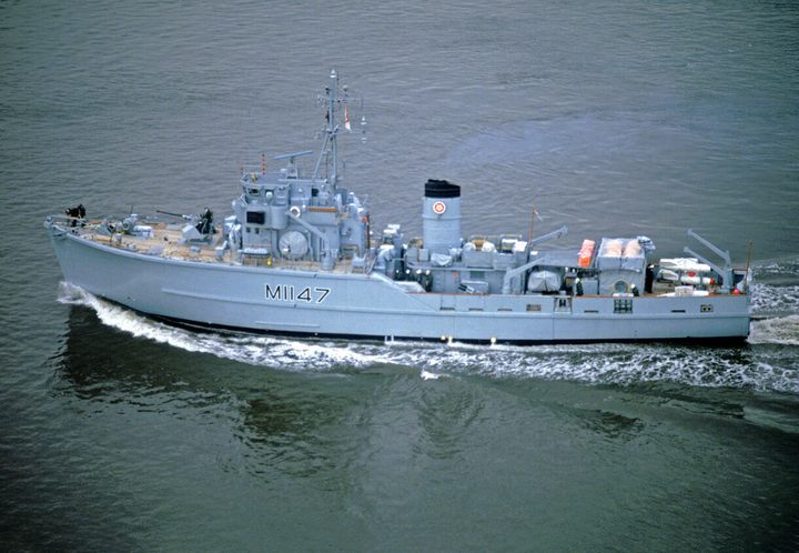 HMS Hubberston M1147 | Photo Print | Framed Print | Ton Class | Minesweeper | Royal Navy