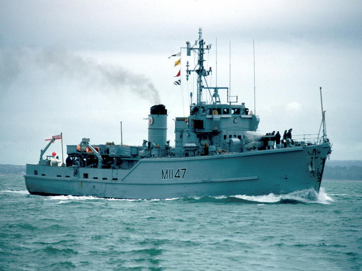 HMS Hubberston M1147 | Photo Print | Framed Print | Ton Class | Minesweeper | Royal Navy