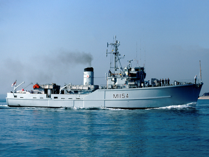 HMS Kellington M1154 | Photo Print | Framed Print | Ton Class | Minesweeper | Royal Navy