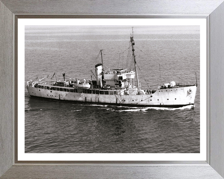 HMS Gateshead T288 Royal Navy Isles class Trawler Photo Print or Framed Print - Hampshire Prints