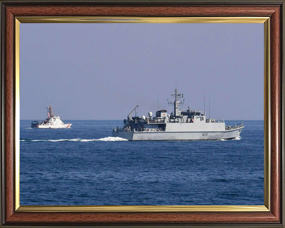 HMS Bangor M109 Royal Navy Sandown class minehunter Photo Print or Framed Print - Hampshire Prints