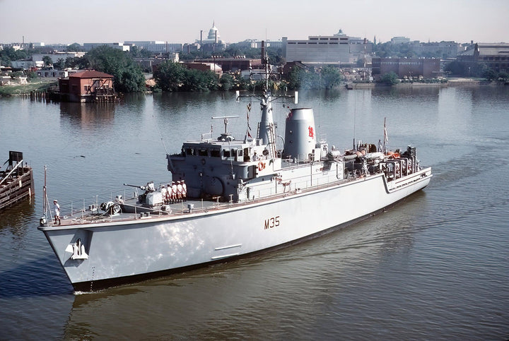 HMS Dulverton M35 | Photo Print | Framed Print | Hunt Class | Mine Warfare Vessel | Royal Navy - Hampshire Prints