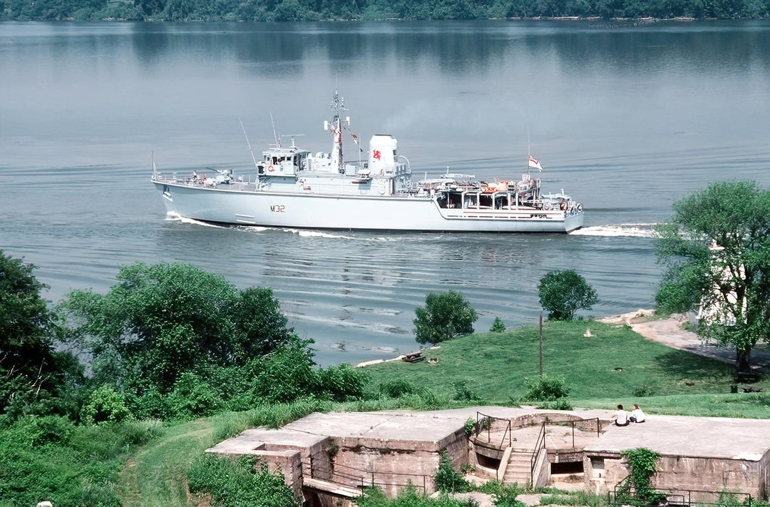 HMS Cottesmore M32 Royal Navy Hunt class mine countermeasures vessel Photo Print or Framed Print - Hampshire Prints