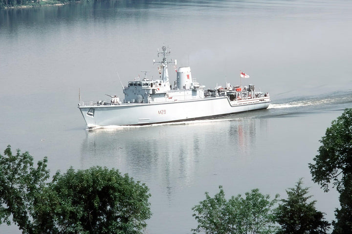 HMS Brecon M29 | Photo Print | Framed Print | Hunt Class | Mine Warfare Vessel | Royal Navy - Hampshire Prints