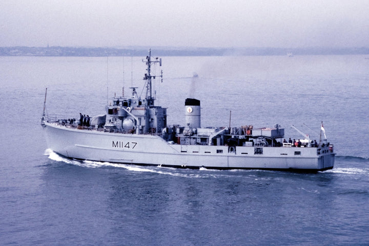 HMS Hubberston M1147 Royal Navy Ton-Class Minesweeper Photo Print or Framed Print - Hampshire Prints