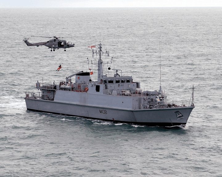 HMS Grimsby M108 Royal Navy Sandown class minehunter Photo Print or Framed Print - Hampshire Prints