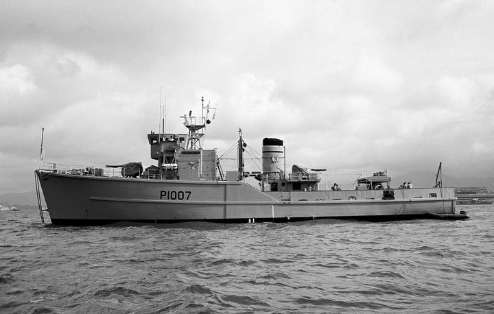 HMS Beachampton M1007 (P1007) Royal Navy Ton Class Minesweeper Photo Print or Framed Print - Hampshire Prints