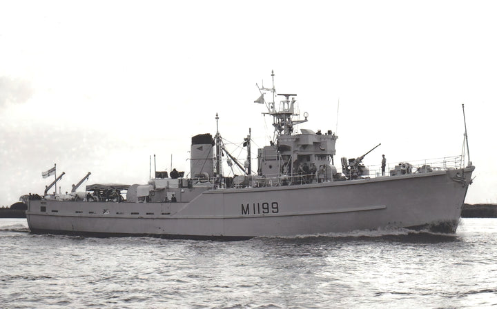 HMS Belton M1199 Royal Navy Ton Class Minesweeper Photo Print or Framed Print - Hampshire Prints