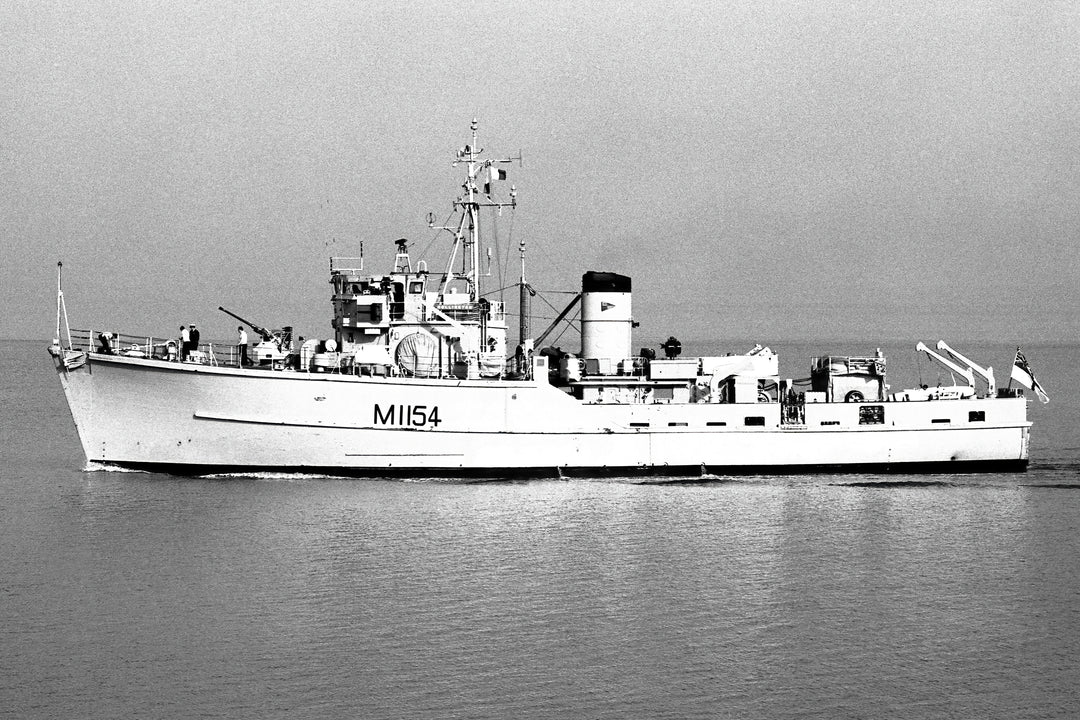 HMS Kellington M1154 Royal Navy Ton Class Minesweeper Photo Print or Framed Print - Hampshire Prints