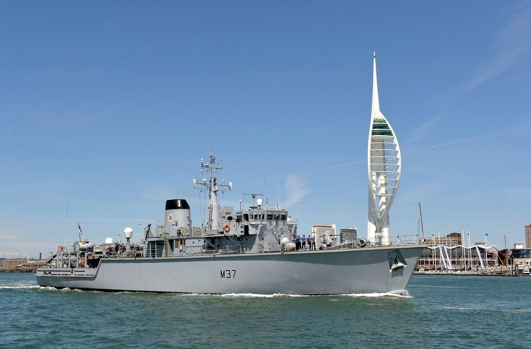 HMS Chiddingfold M37 Royal Navy Hunt Class Minesweeper Photo Print or Framed Print - Hampshire Prints