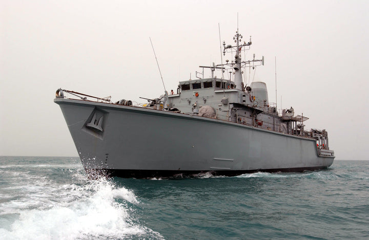 HMS Brocklesby M33 Royal Navy Hunt class Mine Counter Measures Vessel Photo Print or Framed Print - Hampshire Prints