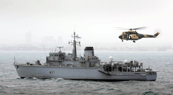 HMS Chiddingfold M37 Royal Navy Hunt Class Minesweeper Photo Print or Framed Print - Hampshire Prints