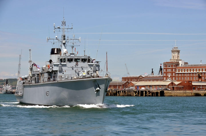 HMS Chiddingfold M37 | Photo Print | Framed Print | Hunt Class | Minehunter | Royal Navy - Hampshire Prints