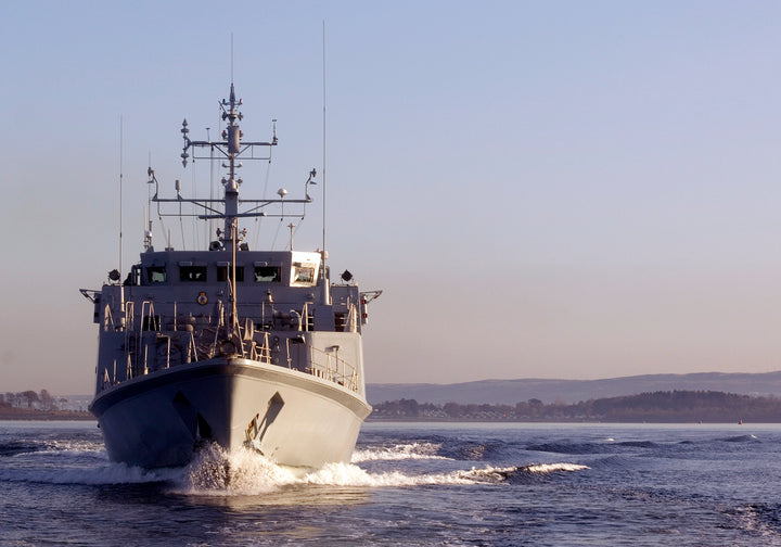 HMS Shoreham M112 Royal Navy Sandown class minehunter Photo Print or Framed Print - Hampshire Prints