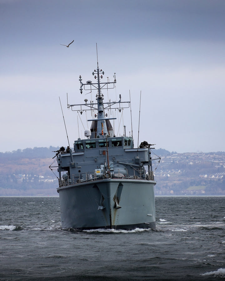 HMS Brocklesby M33 | Photo Print | Framed Print | Hunt Class | Mine Warfare Vessel | Royal Navy - Hampshire Prints