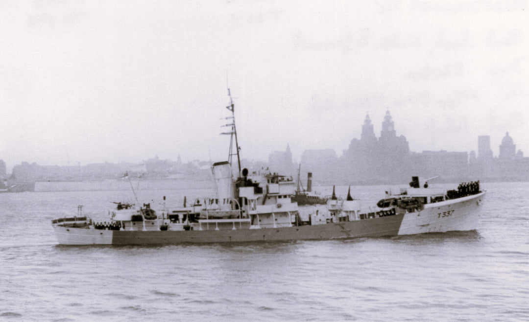 HMS Coldstreamer T337 Royal Navy Military Class trawler Photo Print or Framed Print - Hampshire Prints