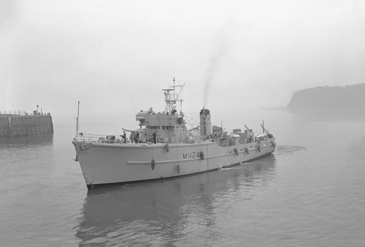 HMS St David M1124 Royal Navy minesweeper Photo Print or Framed Print - Hampshire Prints