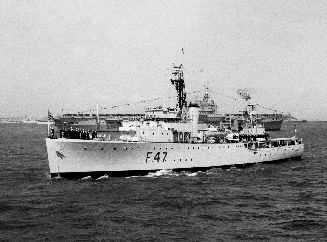 HMS Fleetwood F47 Royal Navy Grimsby class sloop Photo Print or Framed Print - Hampshire Prints