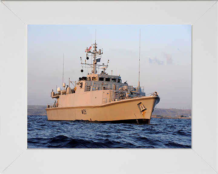 HMS Bangor M109 Royal Navy Sandown class minehunter Photo Print or Framed Print - Hampshire Prints