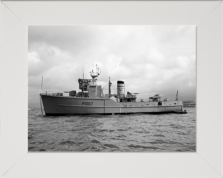 HMS Beachampton M1007 (P1007) Royal Navy Ton Class Minesweeper Photo Print or Framed Print - Hampshire Prints