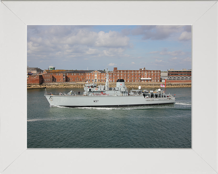 HMS Chiddingfold M37 Royal Navy Hunt Class Minesweeper Photo Print or Framed Print - Hampshire Prints