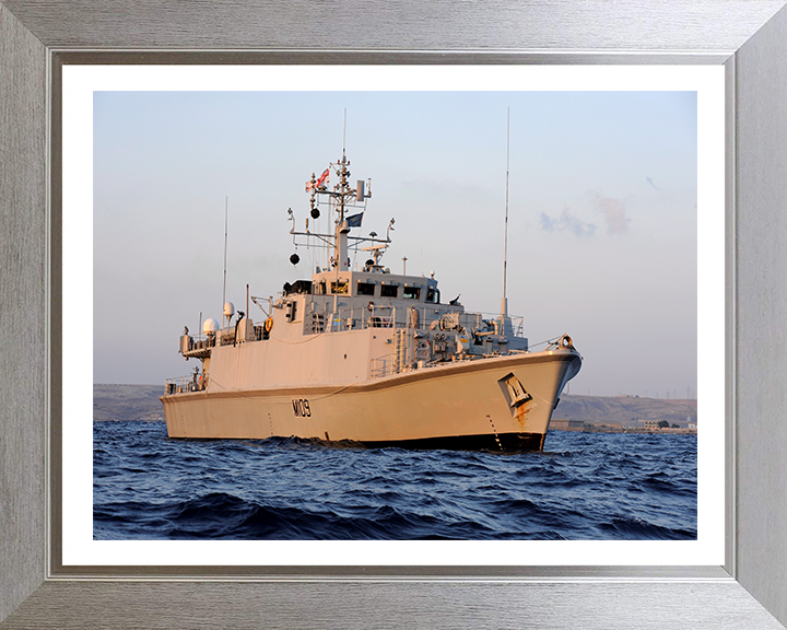 HMS Bangor M109 Royal Navy Sandown class minehunter Photo Print or Framed Print - Hampshire Prints