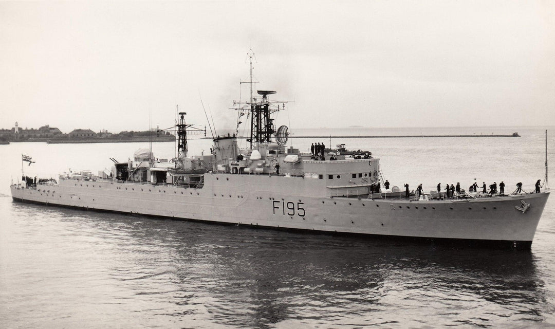 HMS Roebuck F195 (H95) | Photo Print | Framed Print | R Class | Destroyer | Royal Navy - Hampshire Prints