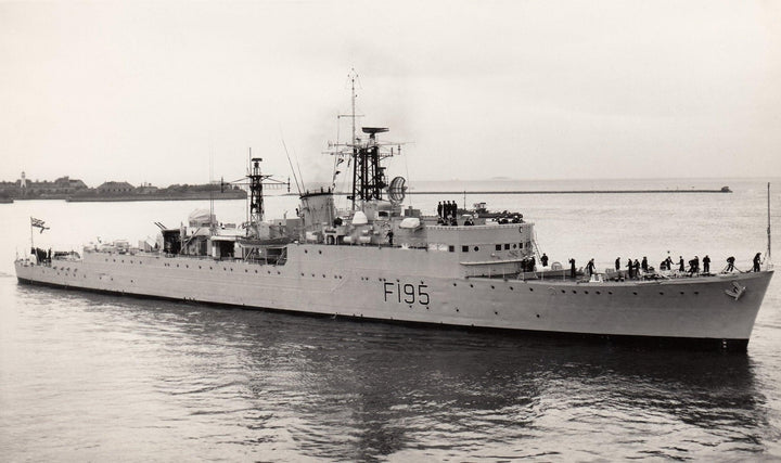 HMS Roebuck F195 (H95) | Photo Print | Framed Print | R Class | Destroyer | Royal Navy - Hampshire Prints