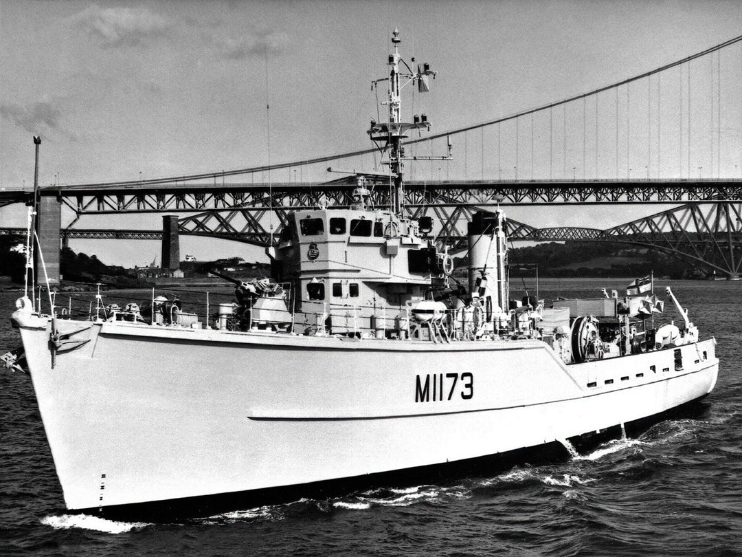 HMS Pollington M1173 | Photo Print | Framed Print | Ton Class | Minesweeper | Royal Navy - Hampshire Prints