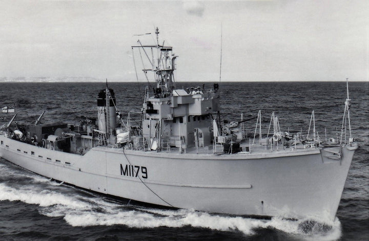 HMS Sefton M1178 | Photo Print | Framed Print | Ton Class | Minesweeper | Royal Navy - Hampshire Prints