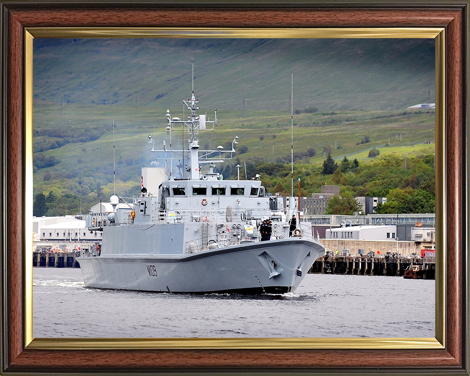 HMS Bangor M109 | Photo Print | Framed Print | Sandown Class | Minehunter | Royal Navy - Hampshire Prints