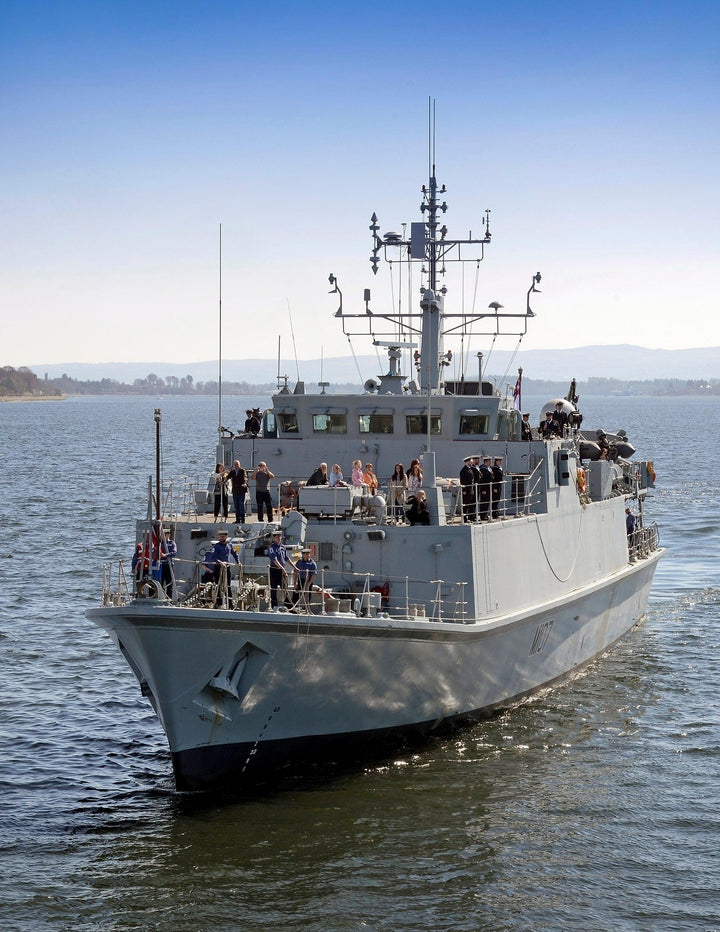 HMS Pembroke M107 | Photo Print | Framed Print | Sandown Class | Minehunter | Royal Navy - Hampshire Prints